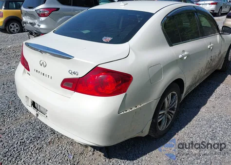 2015 Infiniti Q40 z USA, uszkodzony, nr VIN JN1CV6AR0FM650403